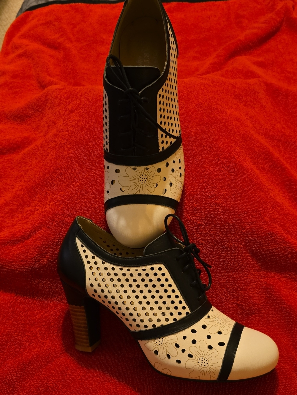 L'Artiste Oxfeel Perforated Floral Leather Oxford Heeled Pumps NWOB 9.5-10